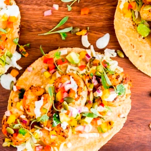 Tacos de camarones y piña a la parrilla con salsa secreta