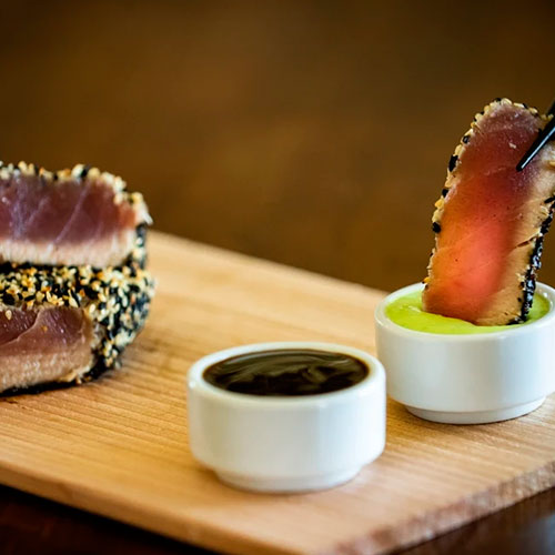 Atún con costra de sésamo de Franco con mayonesa de wasabi ahumado y teriyaki a la barbacoa